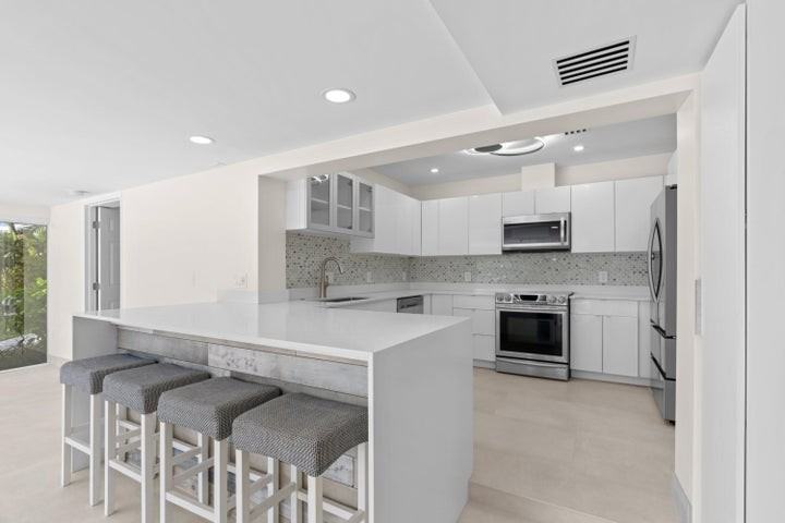 391 Southeast 7th Avenue - Photo 7 of 8