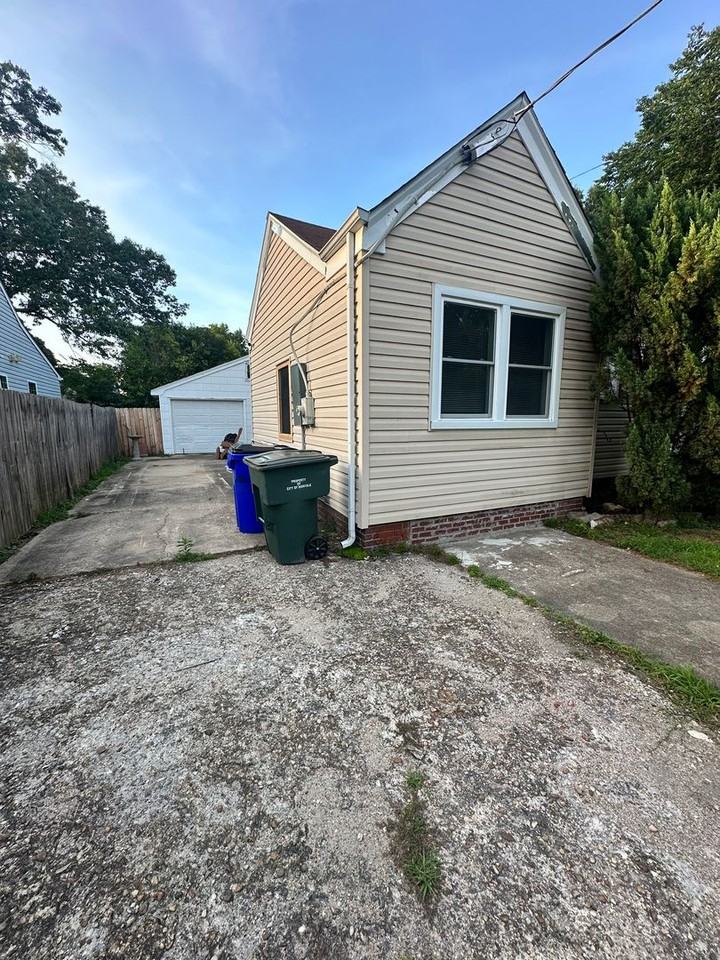1004 Hugo St - Photo 2 of 15