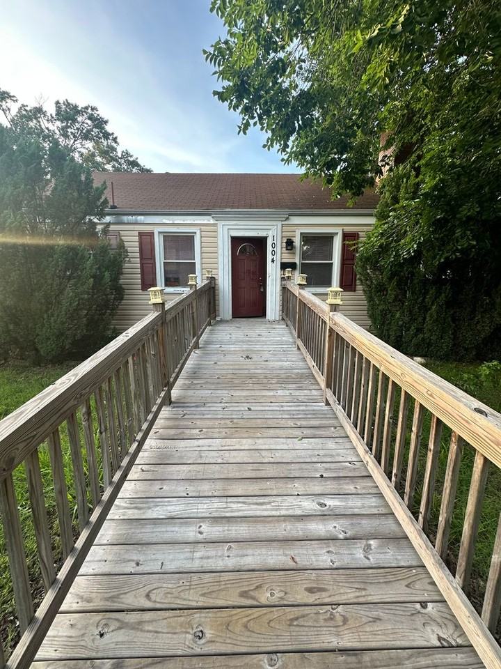 1004 Hugo St - Photo 3 of 15