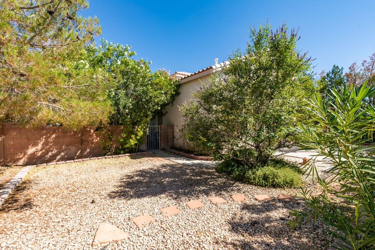 2760 Saigon Dr - Photo 3 of 46
