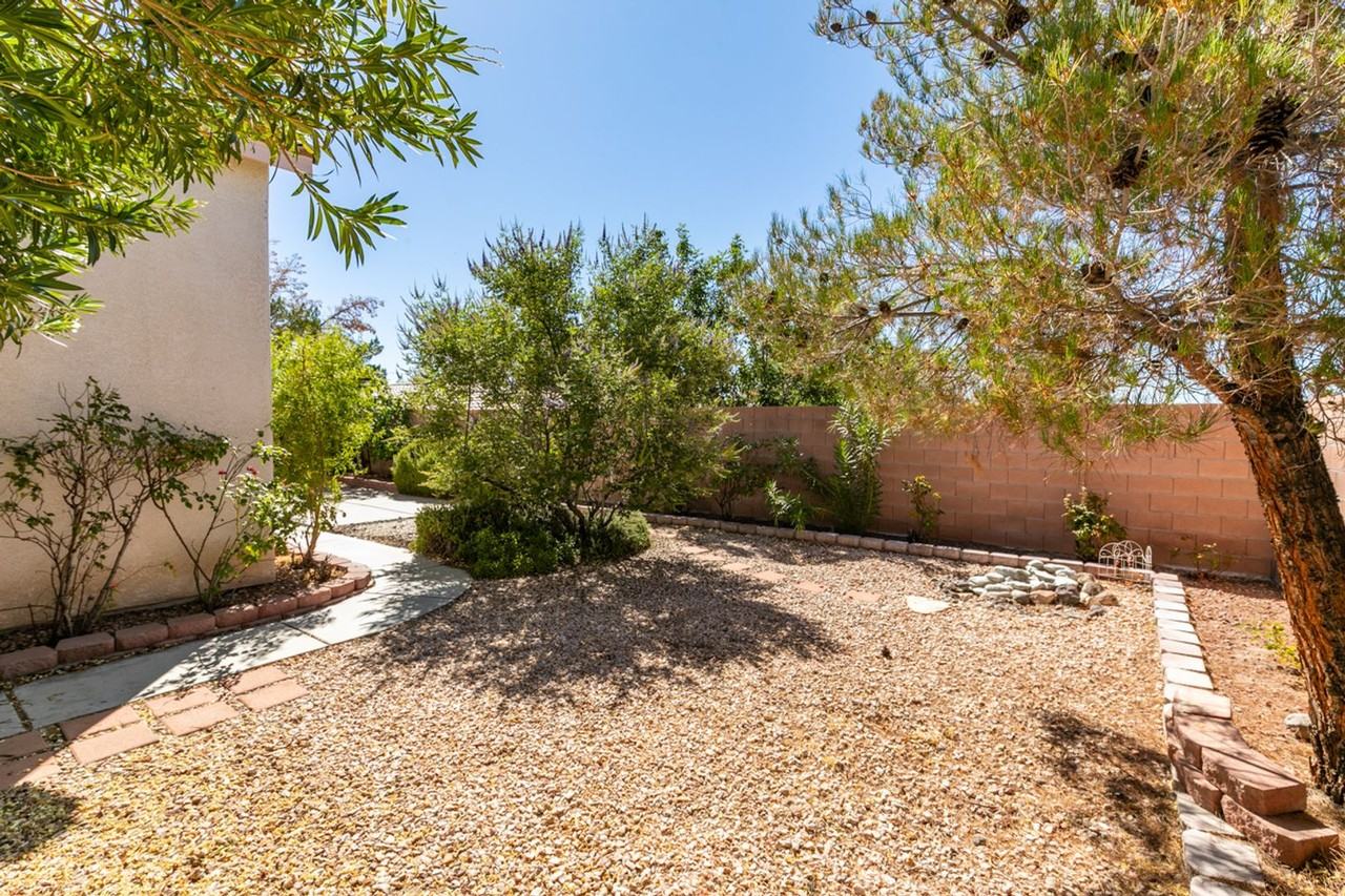2760 Saigon Dr - Photo 4 of 46