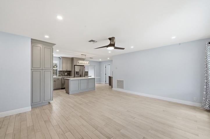 2120 Northeast 62nd Court - Photo 6 of 8