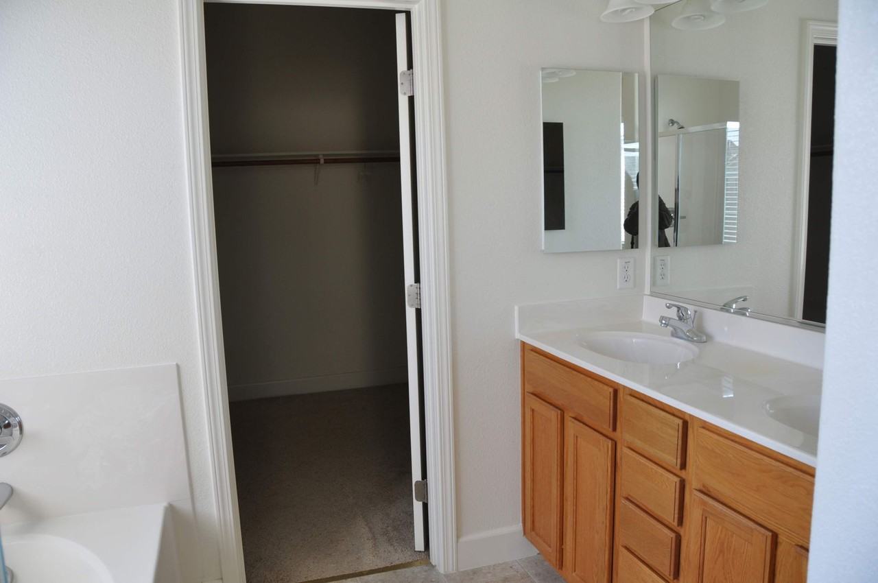 5400 Cliff House Way - Photo 5 of 10