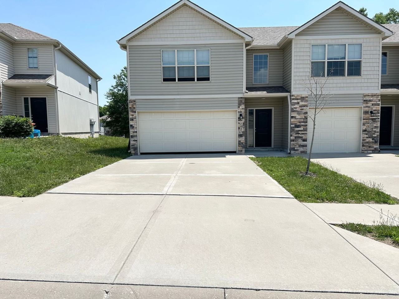1431 Ne Mary Ct - Photo 2 of 17