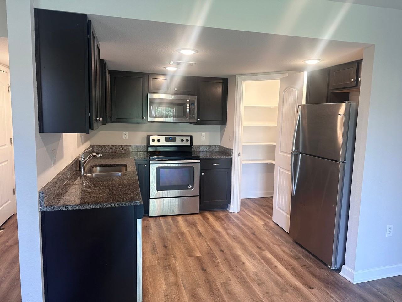 1431 Ne Mary Ct - Photo 4 of 17