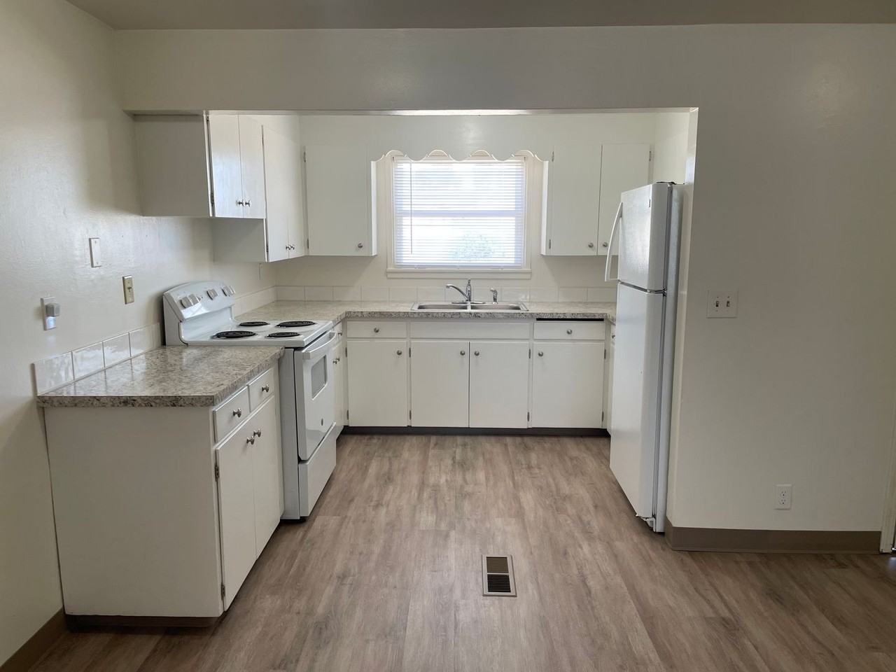 524 W Loop Dr - Photo 2 of 18