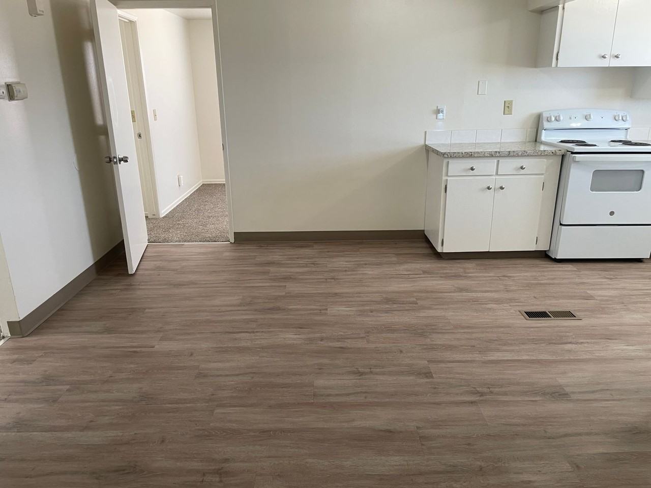 524 W Loop Dr - Photo 3 of 18