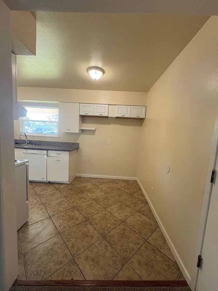 909 Hampton Rd - Photo 3 of 11