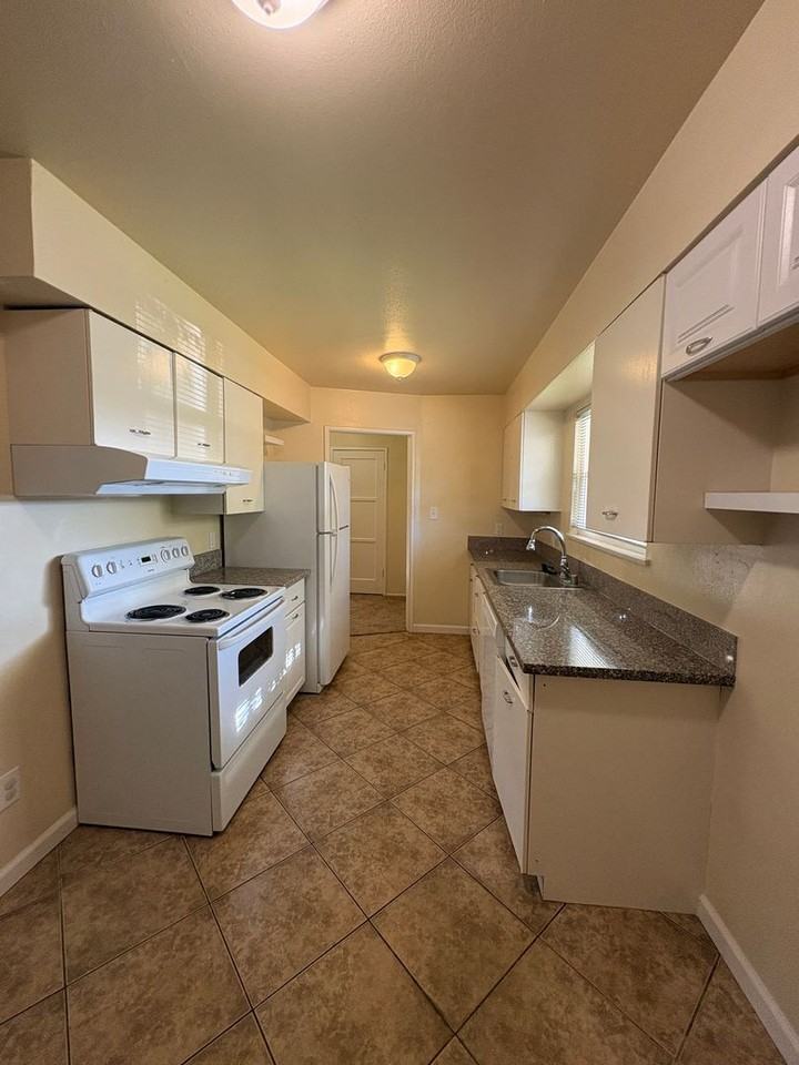 909 Hampton Rd - Photo 4 of 11