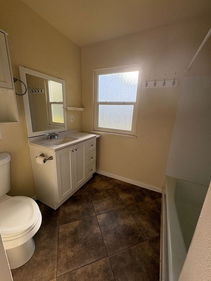 909 Hampton Rd - Photo 6 of 11