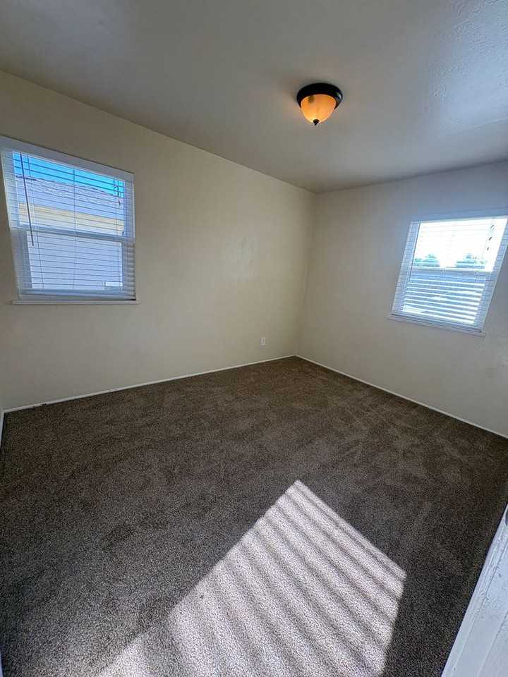 909 Hampton Rd - Photo 7 of 11