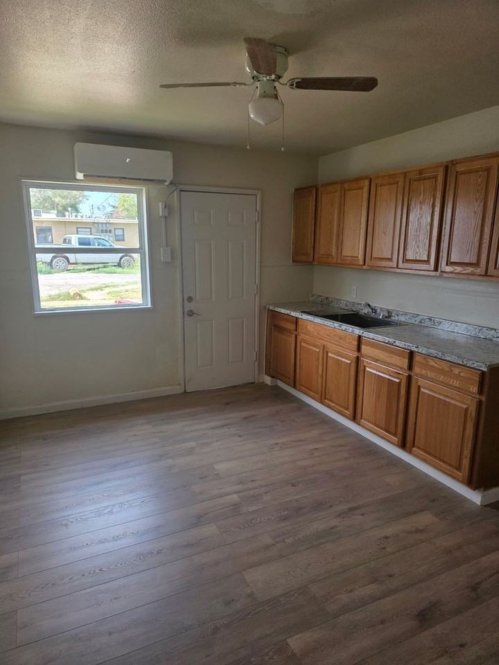 1506 W Yucca Ave - Photo 4 of 11