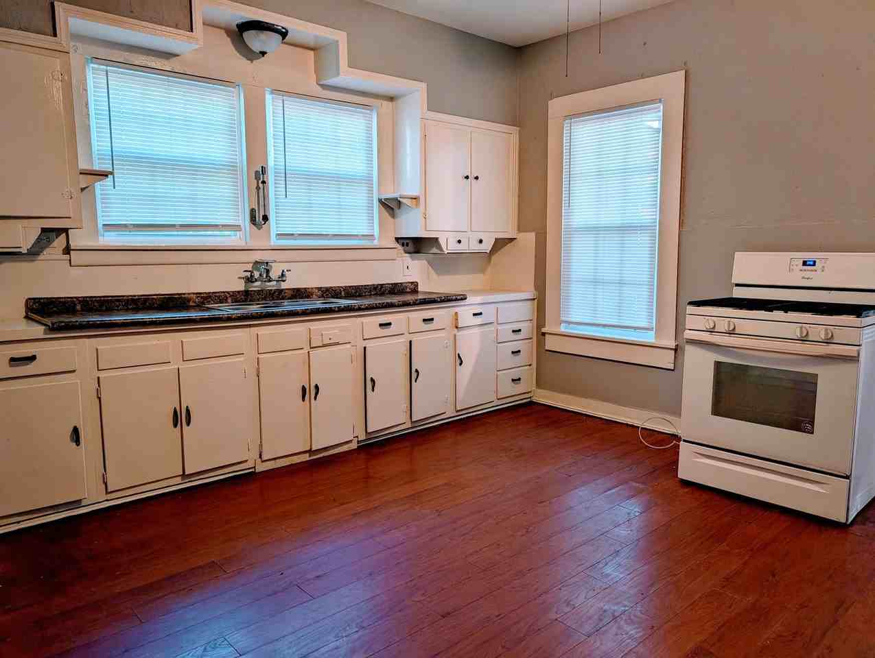 709 W 26th St - Photo 2 of 8