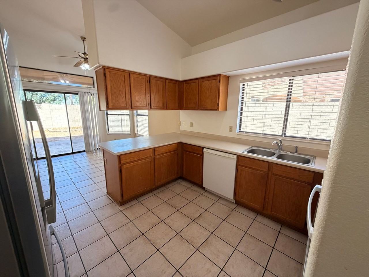 330 N Cottonwood Dr - Photo 3 of 23