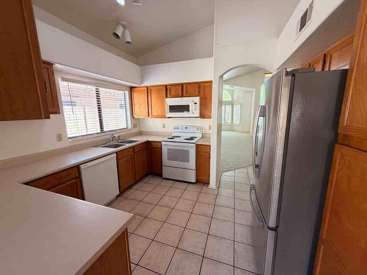 330 N Cottonwood Dr - Photo 4 of 23