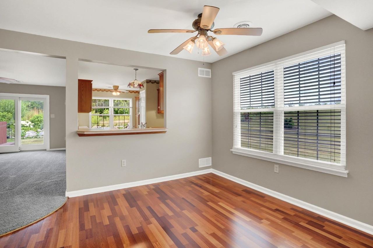 1556 Macintosh Way - Photo 3 of 21