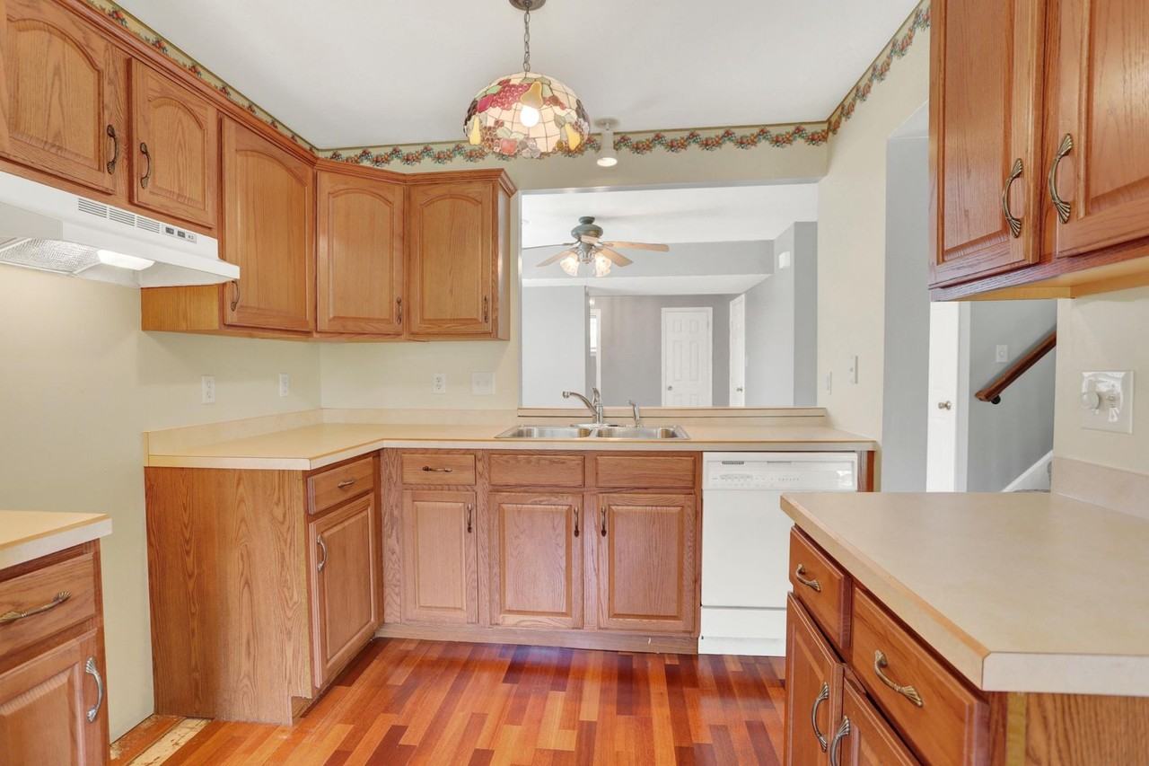 1556 Macintosh Way - Photo 4 of 21