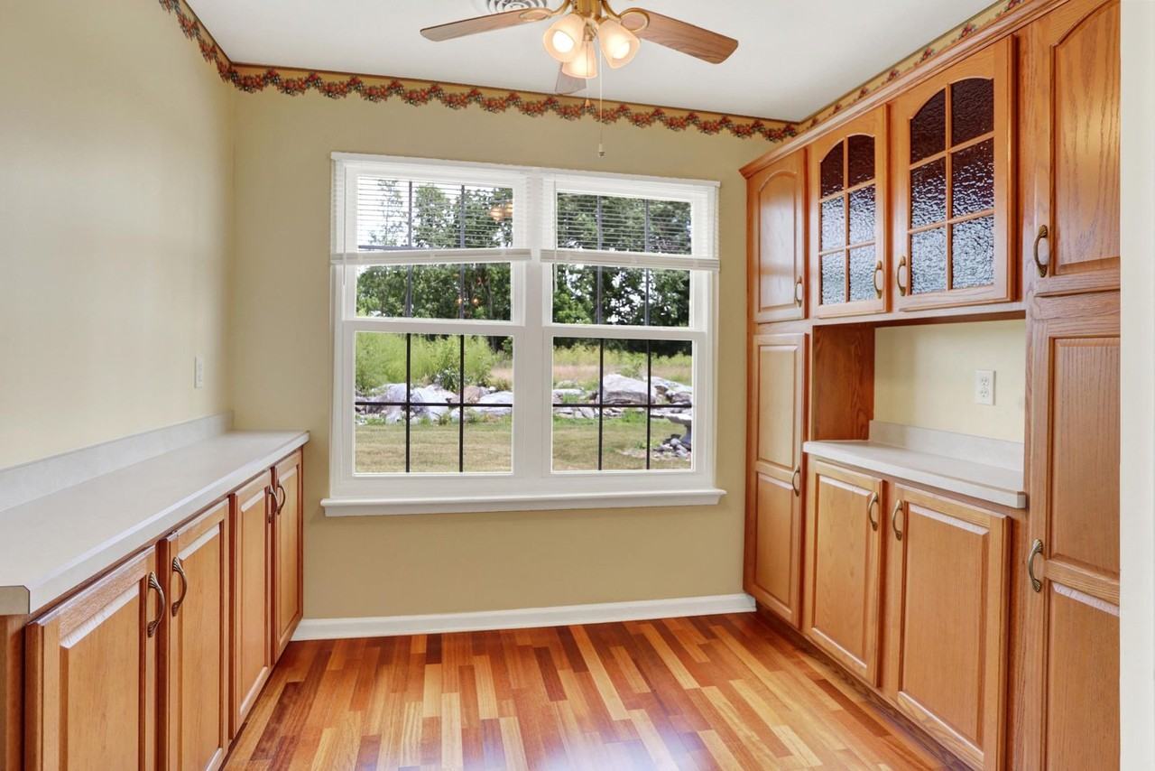 1556 Macintosh Way - Photo 5 of 21