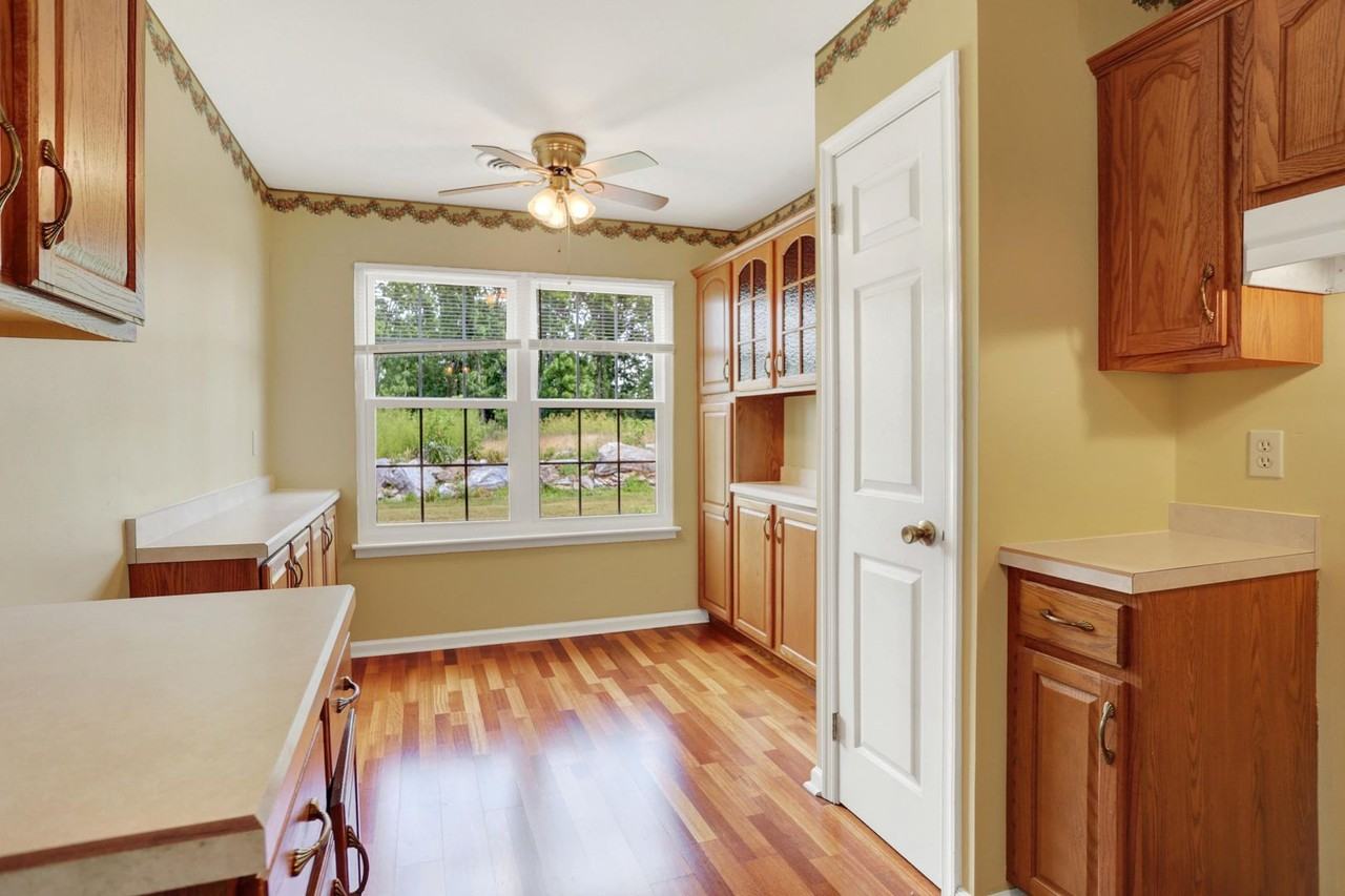 1556 Macintosh Way - Photo 7 of 21