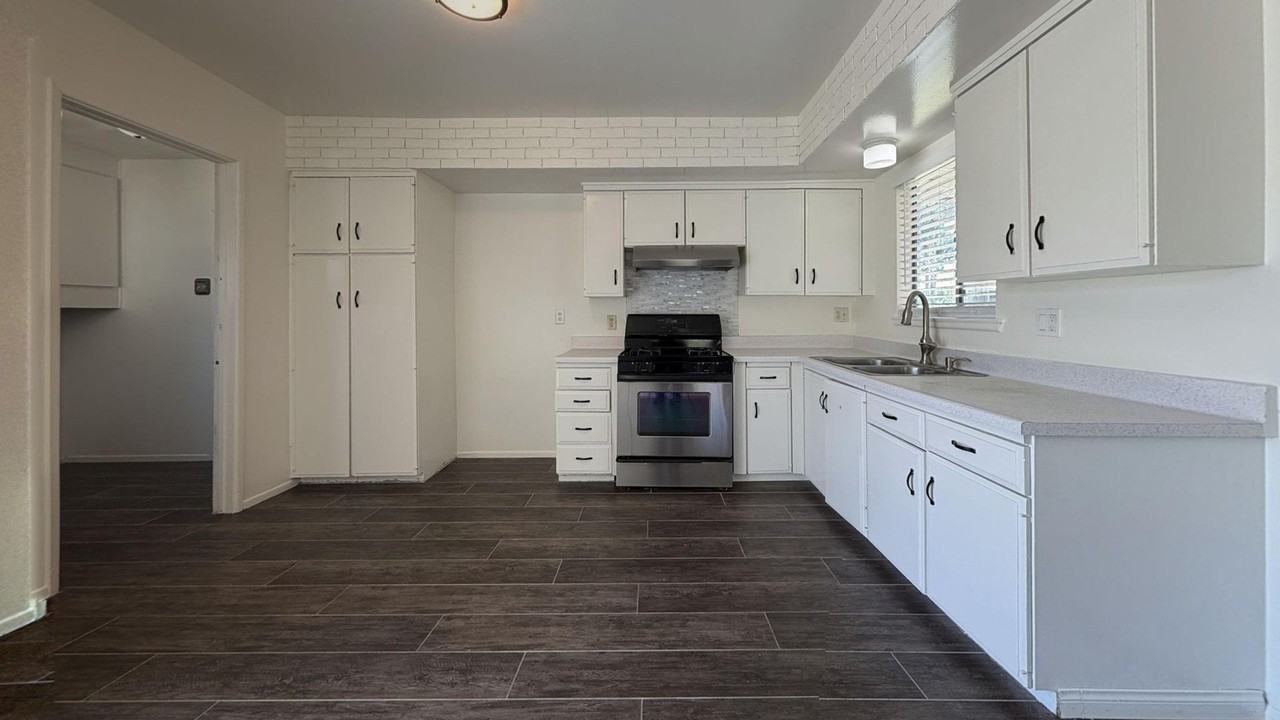 11231 Reddiford Ct - Photo 4 of 26