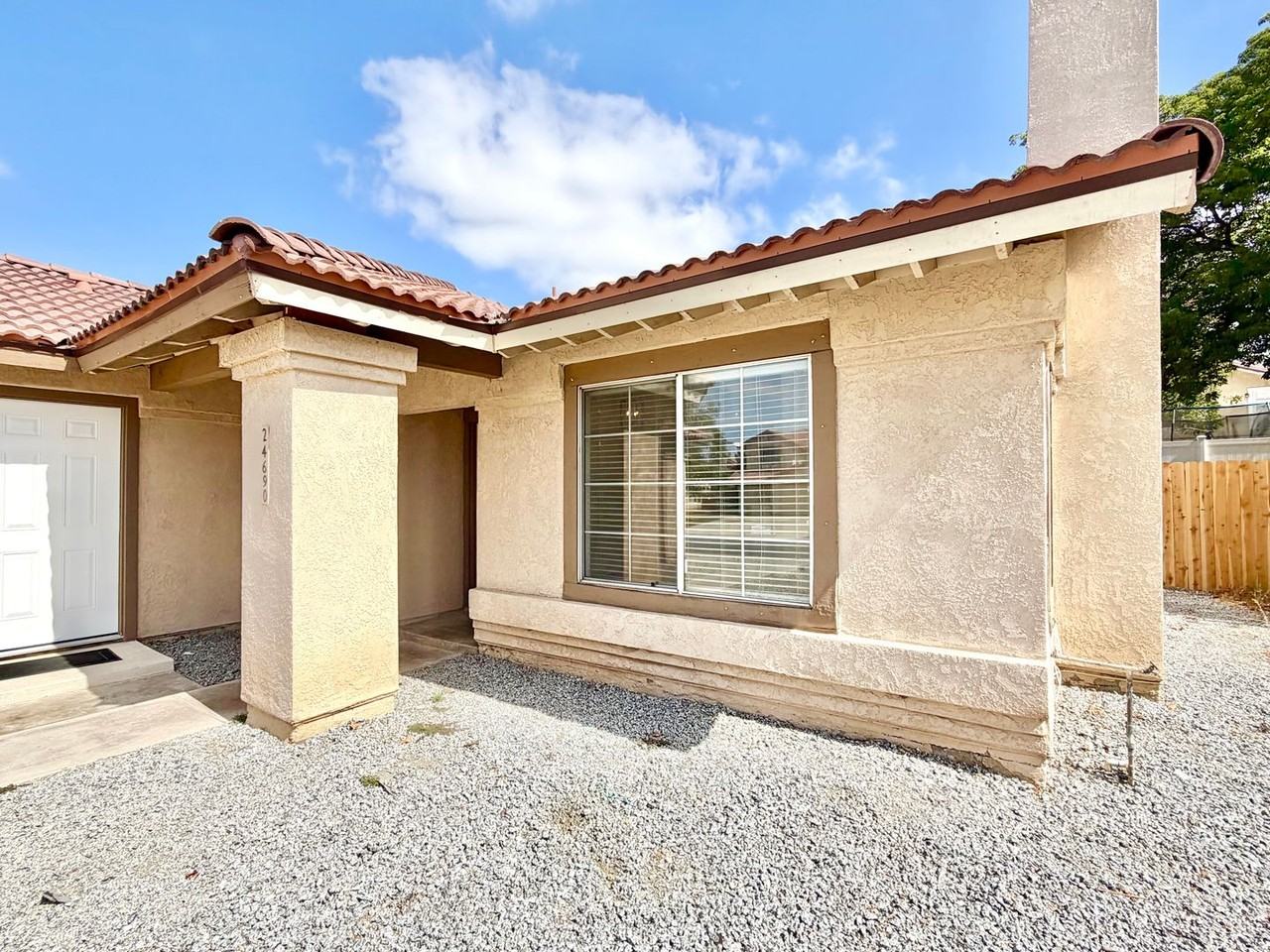 24690 Rugby Ln - Photo 2 of 32