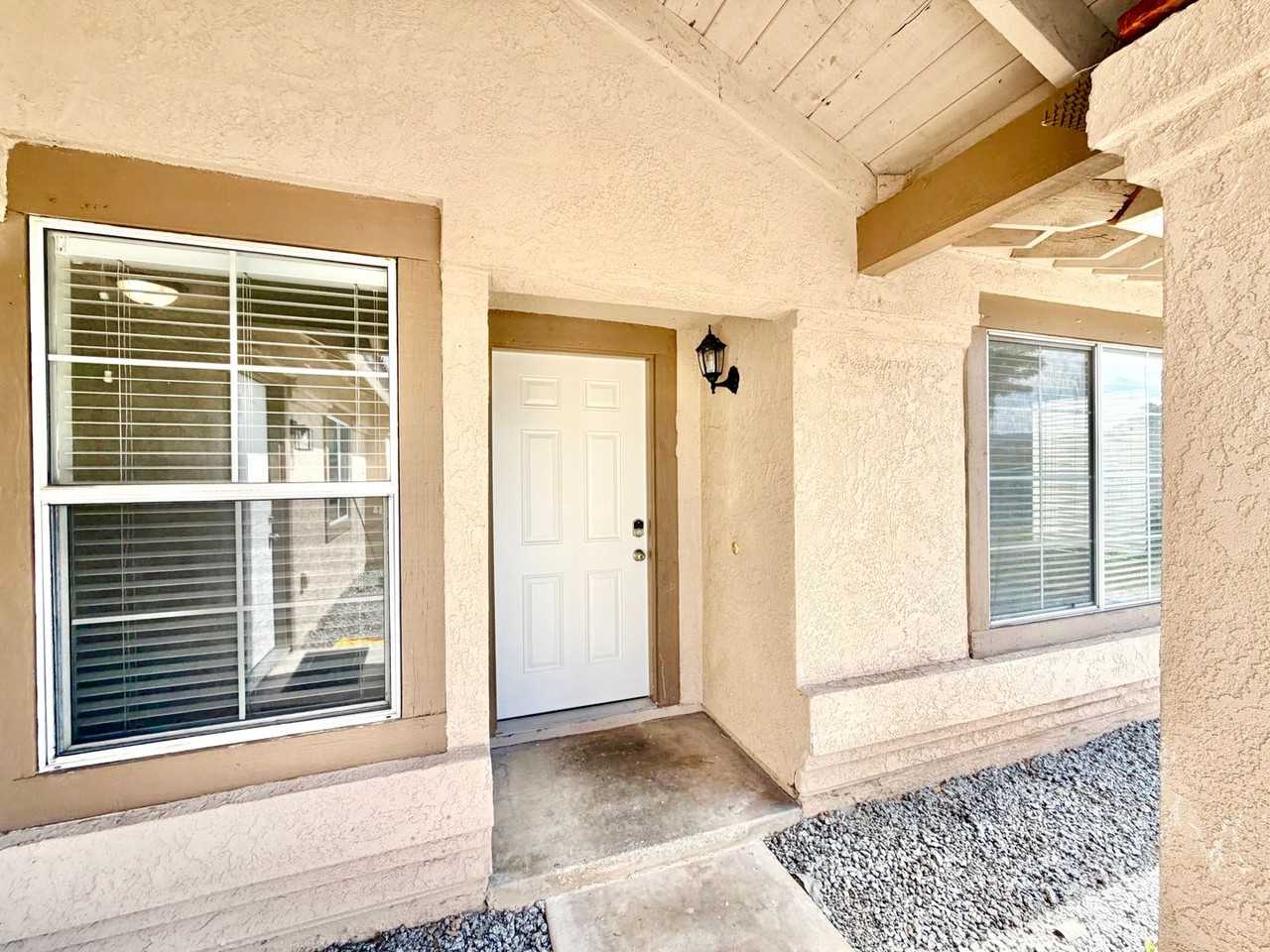 24690 Rugby Ln - Photo 3 of 32