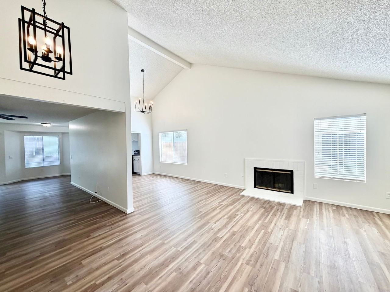24690 Rugby Ln - Photo 4 of 32