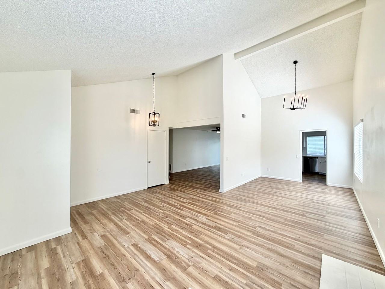 24690 Rugby Ln - Photo 5 of 32