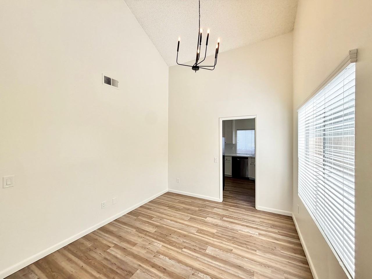 24690 Rugby Ln - Photo 6 of 32