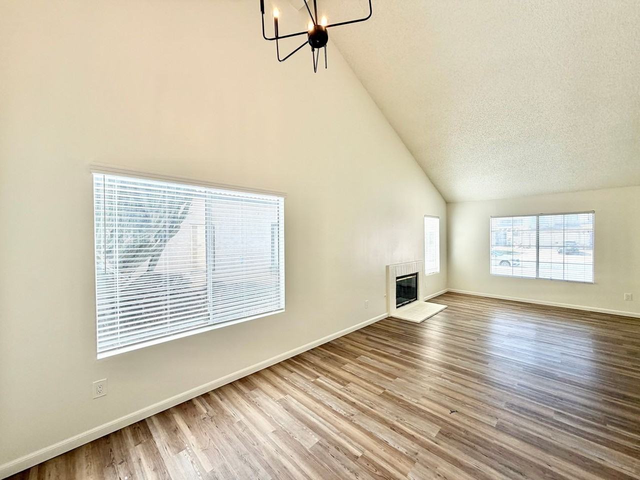 24690 Rugby Ln - Photo 7 of 32