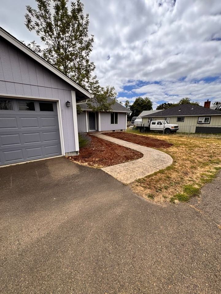 811 Ne Newton Creek Dr - Photo 2 of 16
