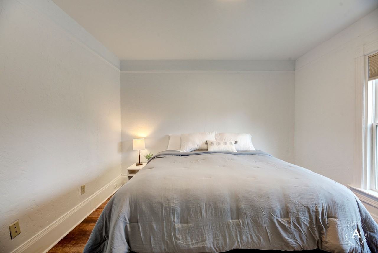 909 5th Ave - Photo 5 of 24