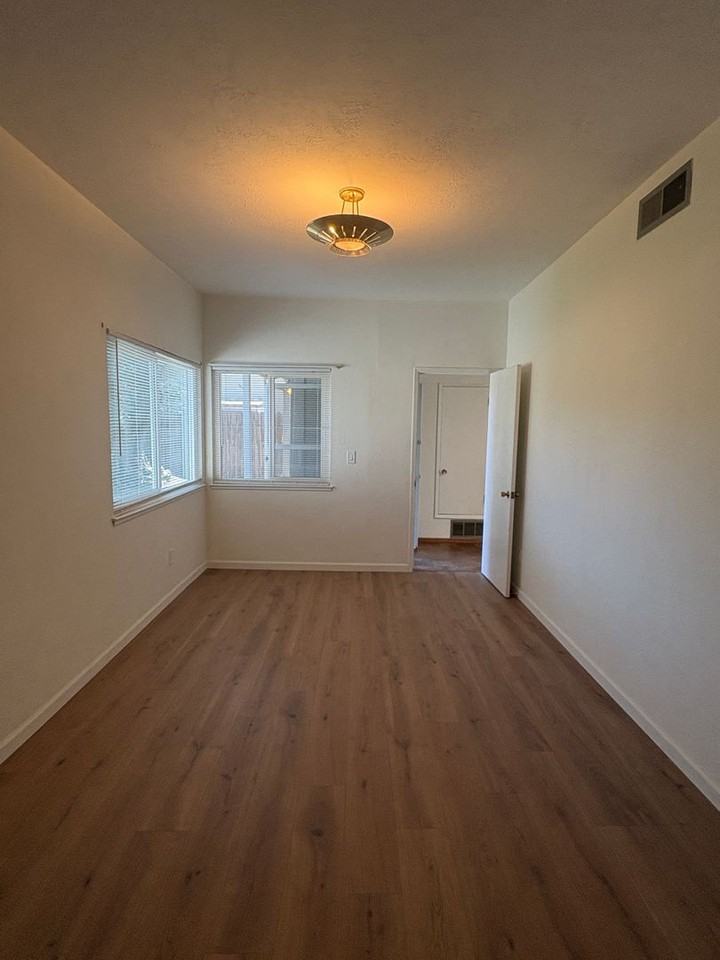 3046 Notre Dame Dr - Photo 2 of 13