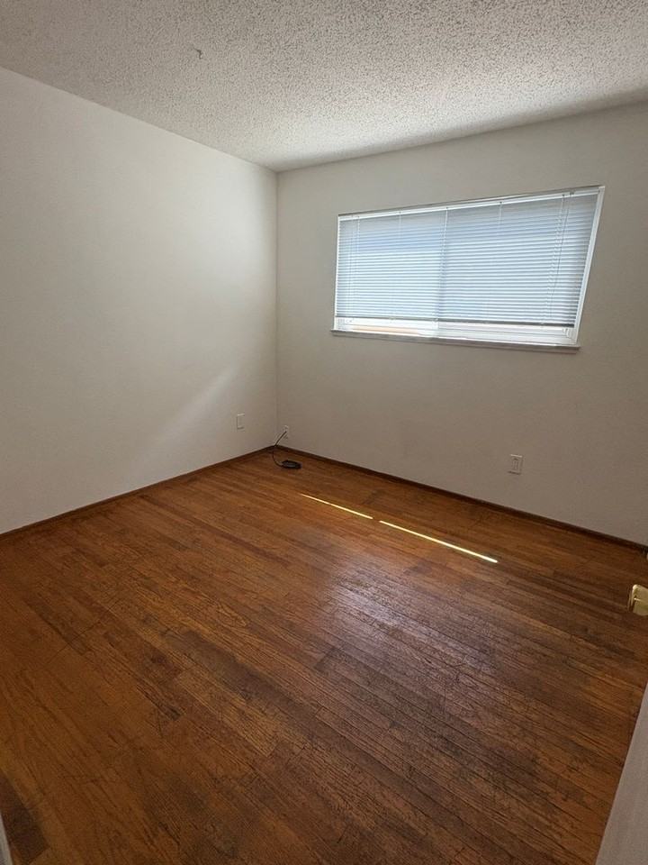 3046 Notre Dame Dr - Photo 5 of 13