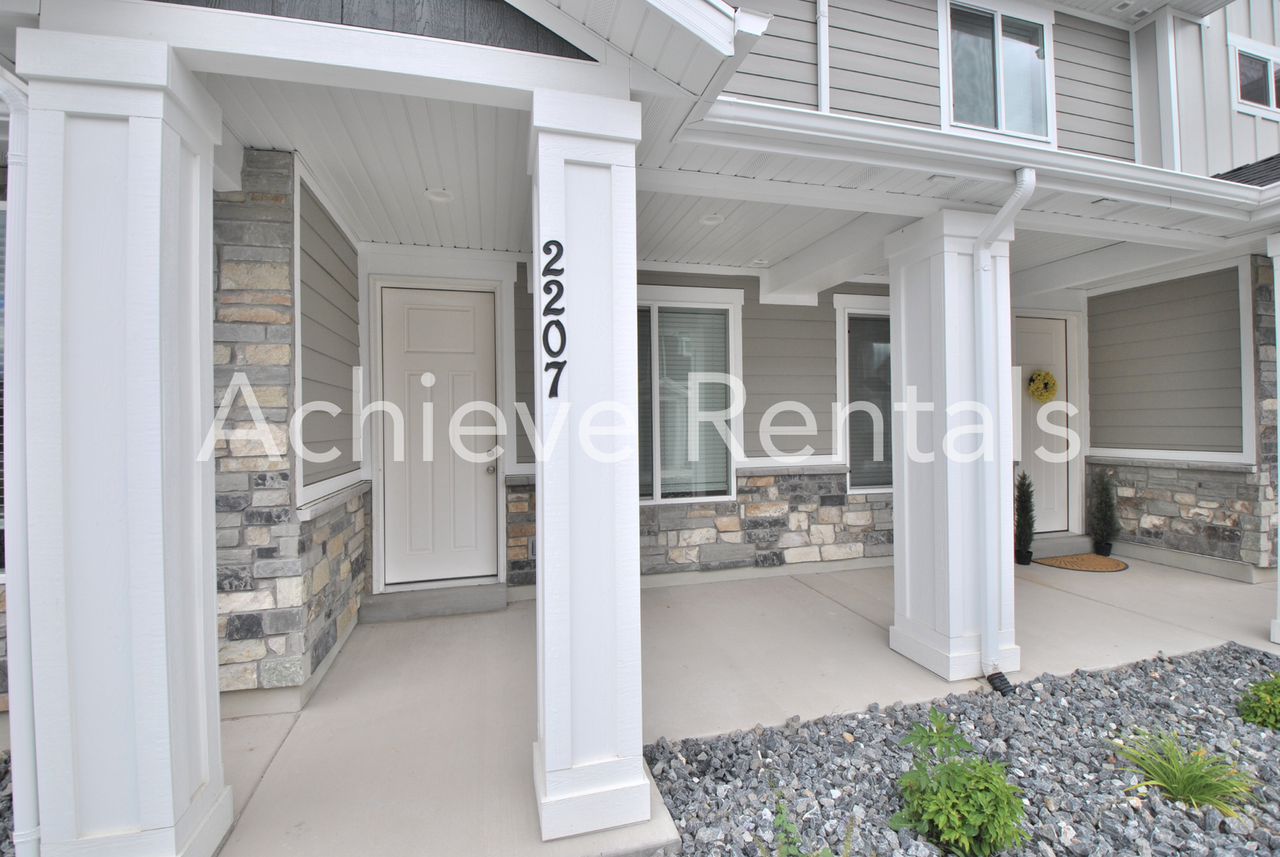 2207 2207 S 1090 E - Photo 2 of 20