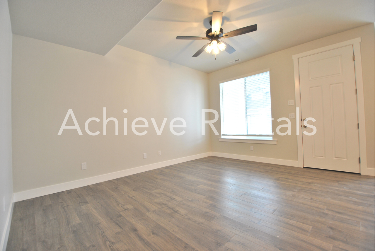 2207 2207 S 1090 E - Photo 3 of 20