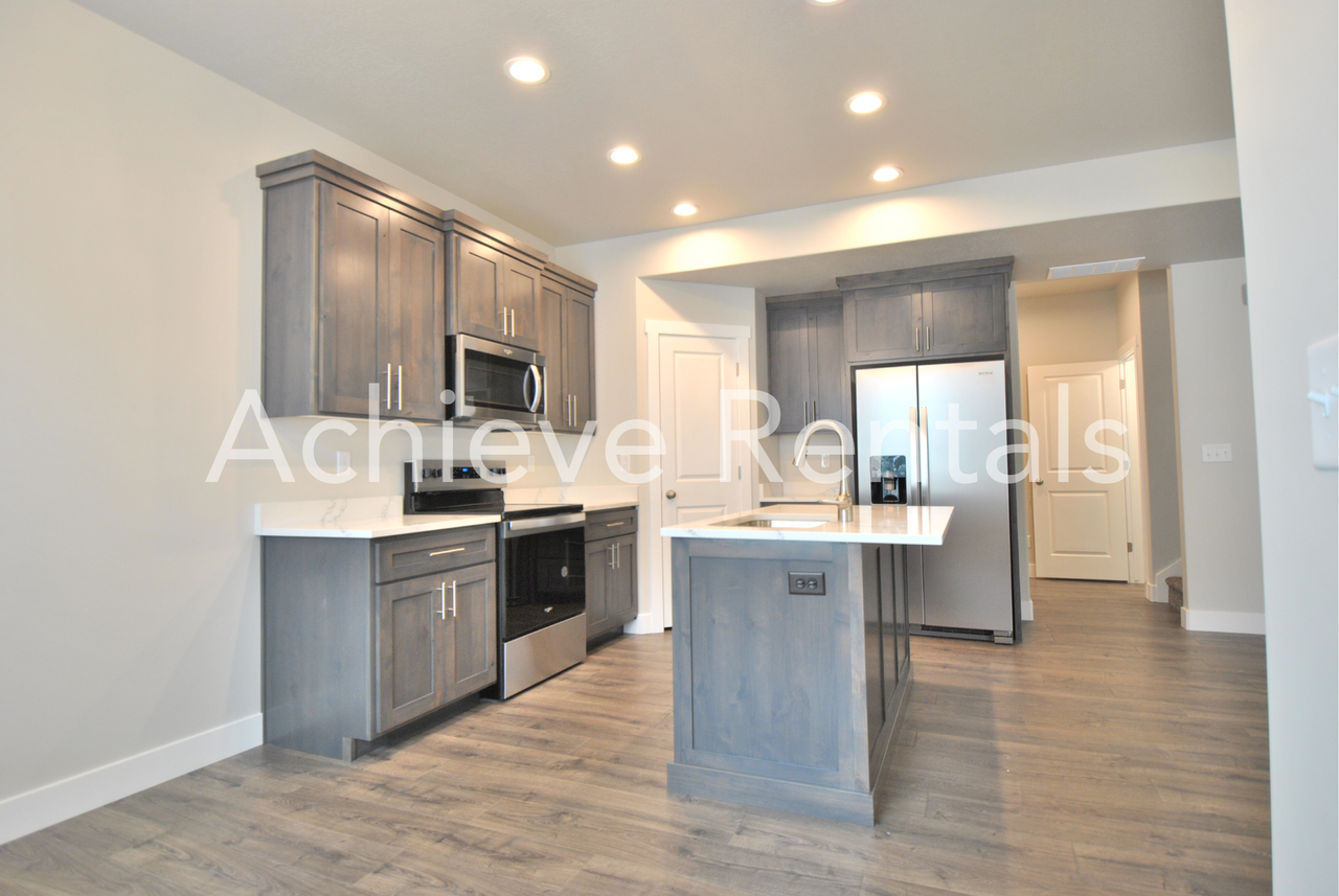 2207 2207 S 1090 E - Photo 4 of 20