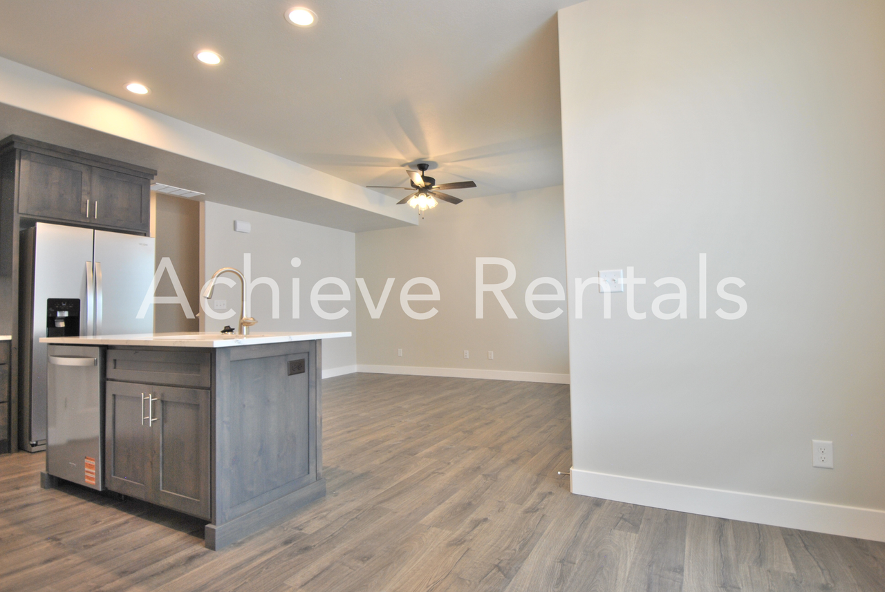 2207 2207 S 1090 E - Photo 5 of 20