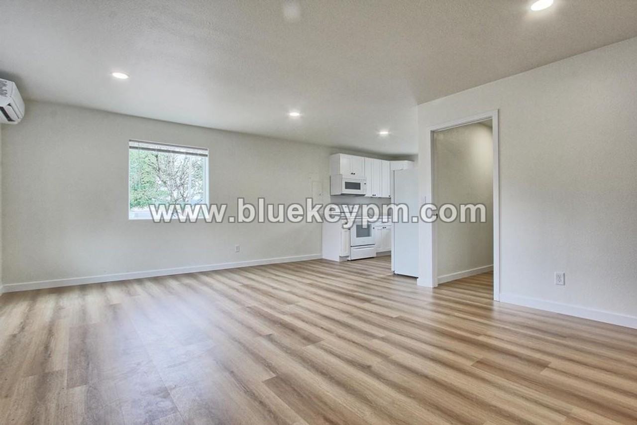 2905 Main St - Photo 2 of 9