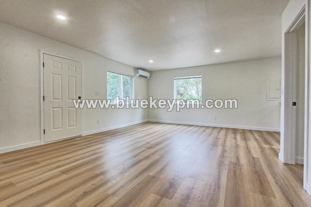 2907 Main St - Photo 2 of 7