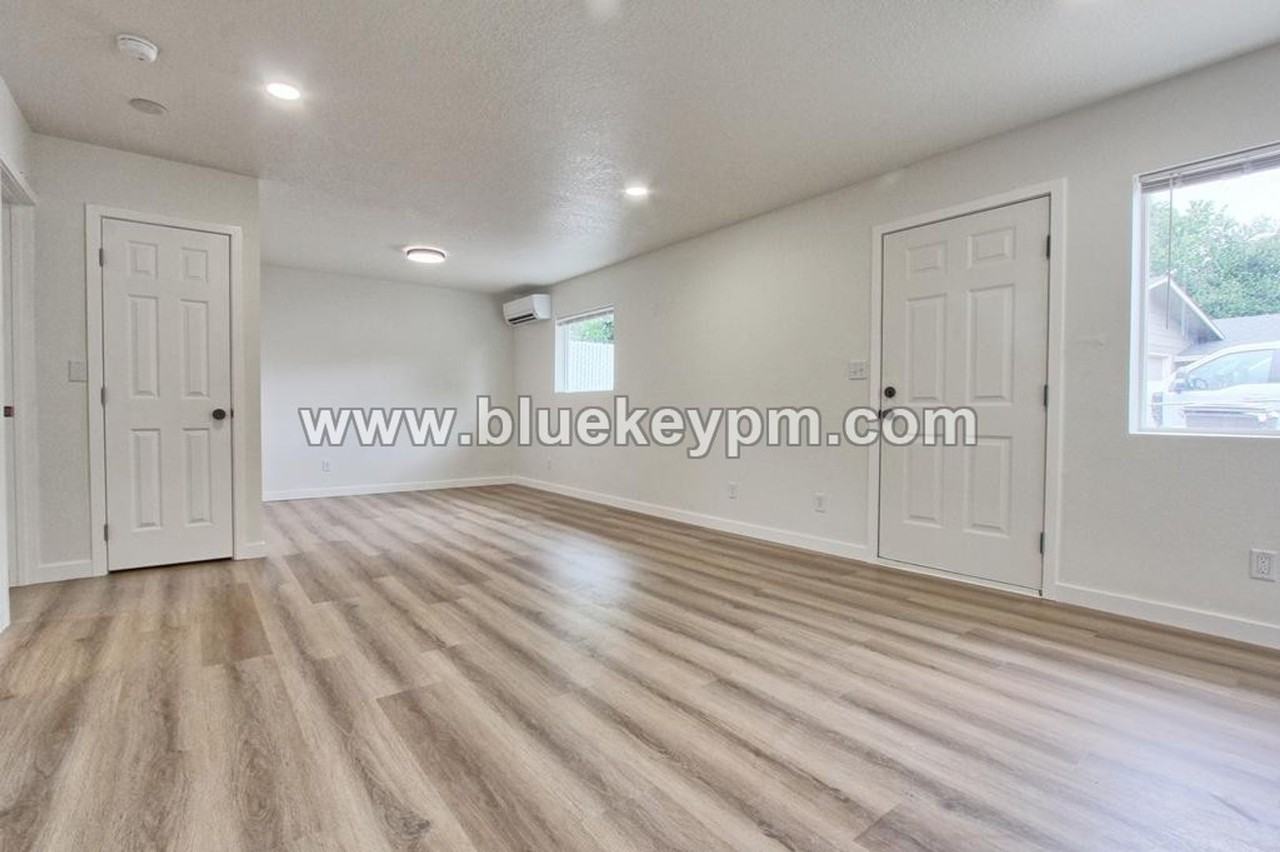 2907 Main St - Photo 3 of 7