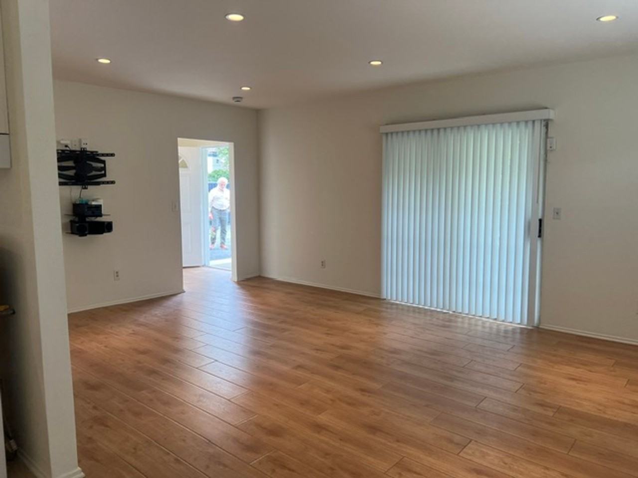 17430 Gledhill St - Photo 7 of 37