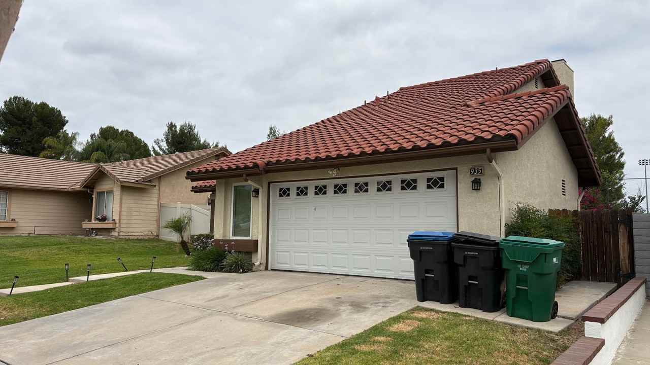 935 Ridgewood Dr - Photo 3 of 24