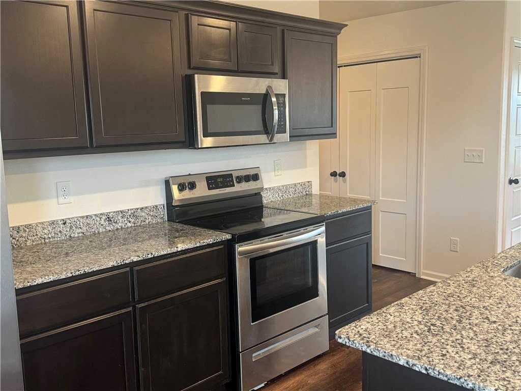 908 S Crow St - Photo 5 of 14