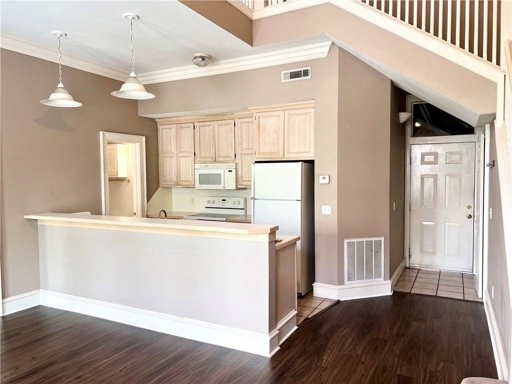 340 N Campbell Ave #10 - Photo 3 of 12