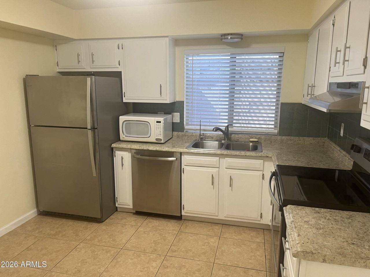 6502 W Mercer Ln - Photo 3 of 23