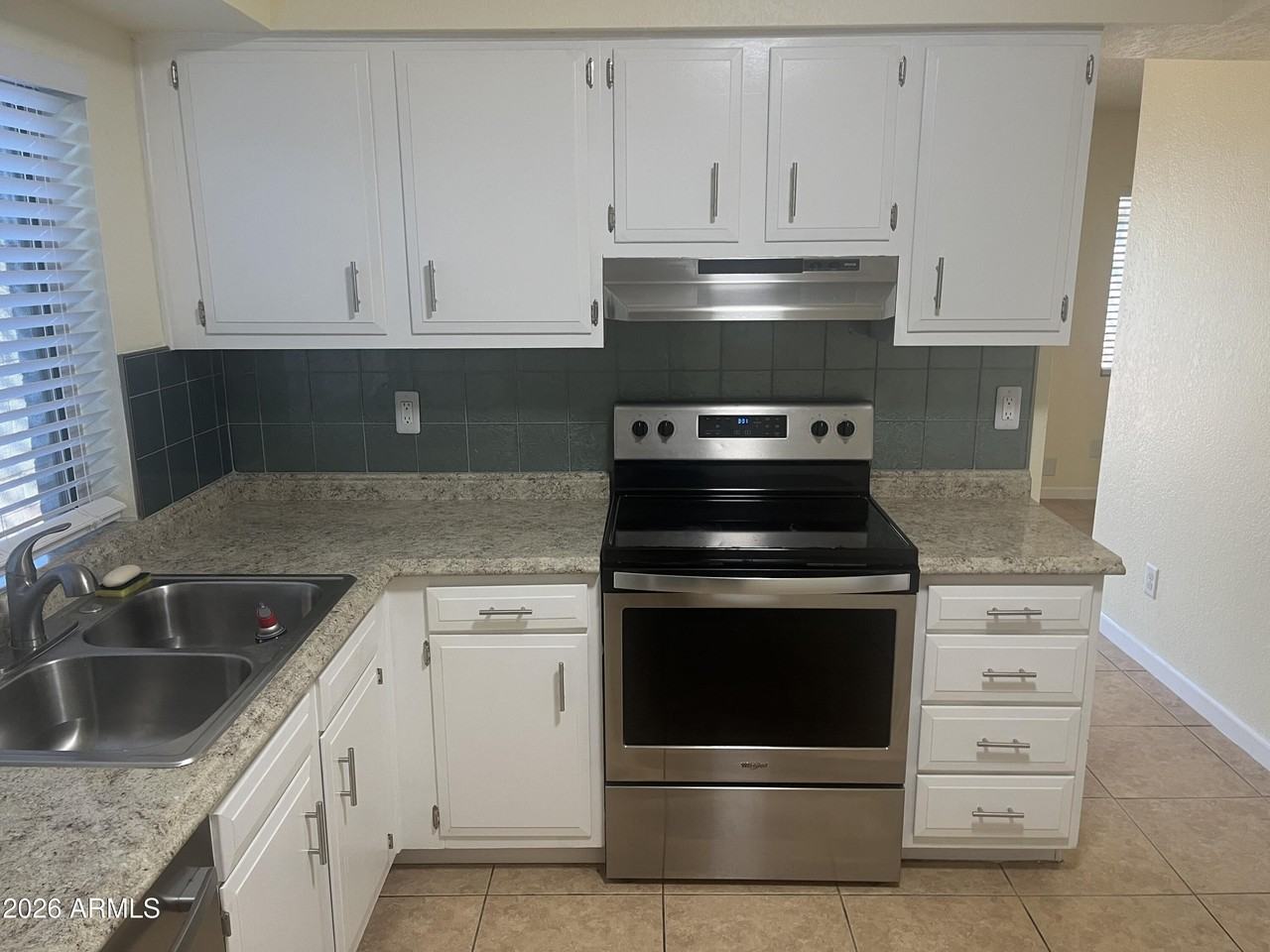 6502 W Mercer Ln - Photo 4 of 23