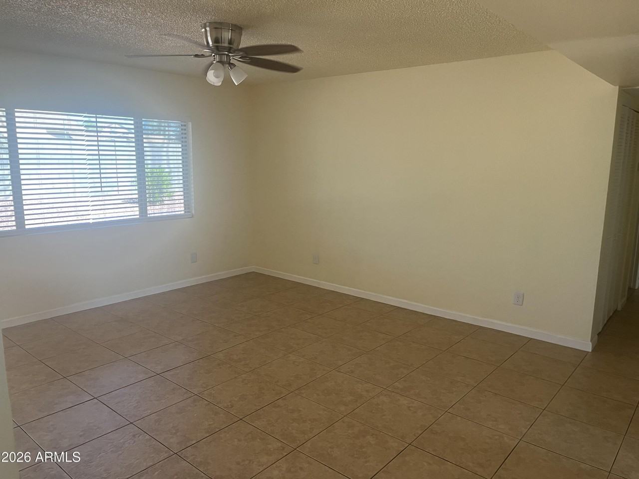 6502 W Mercer Ln - Photo 6 of 23