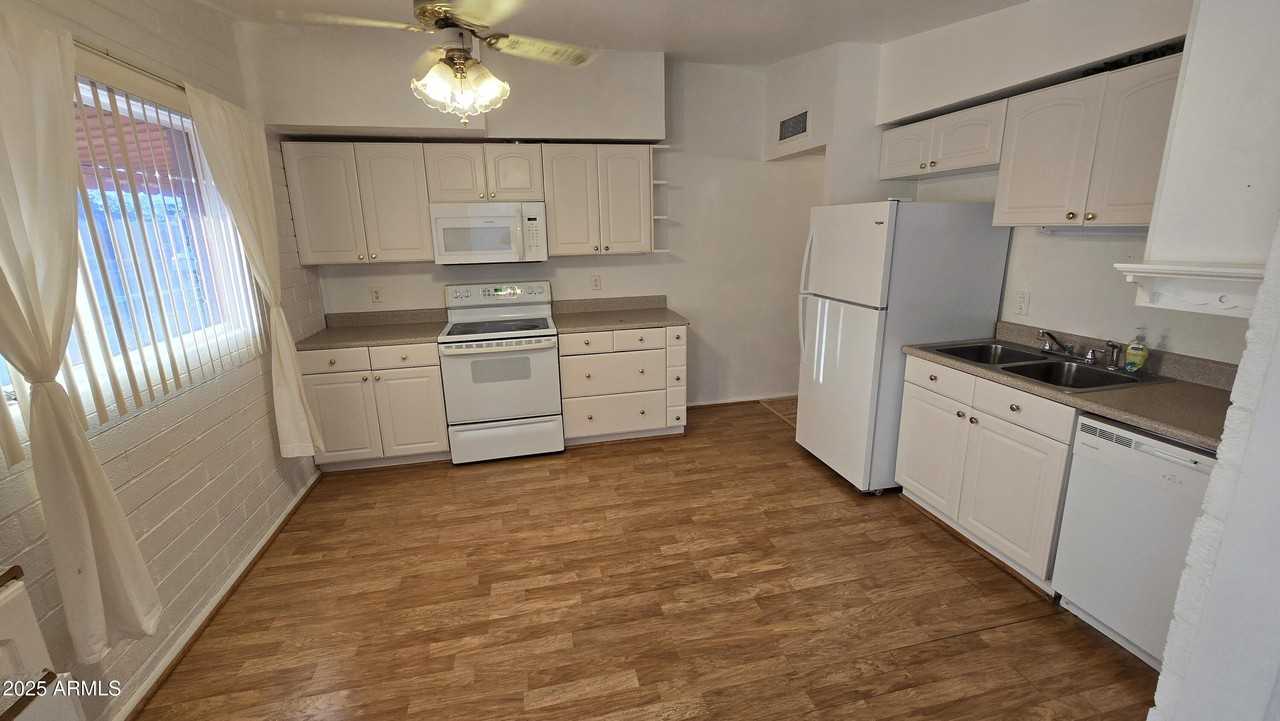 11375 N 112th Dr - Photo 4 of 16