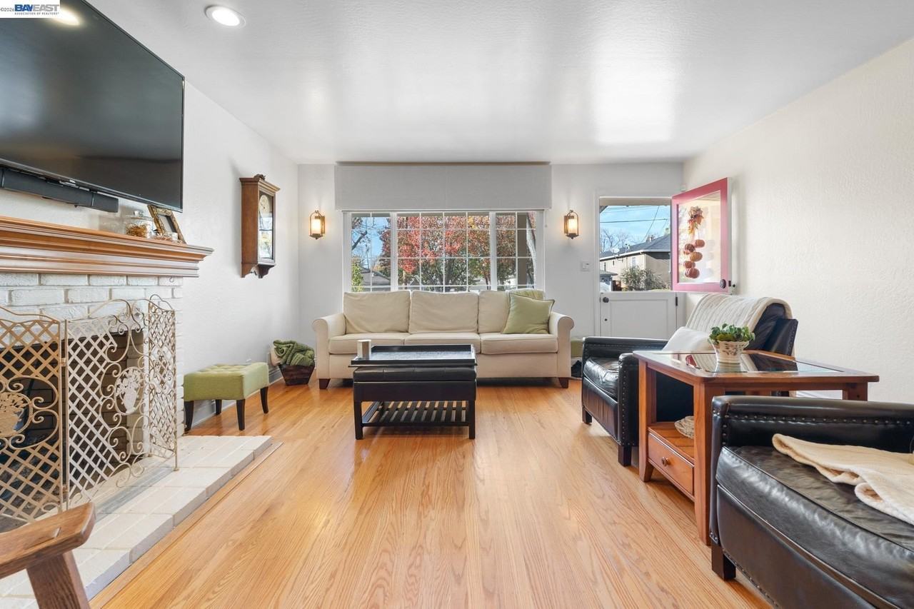 4678 Whiting St - Photo 4 of 22
